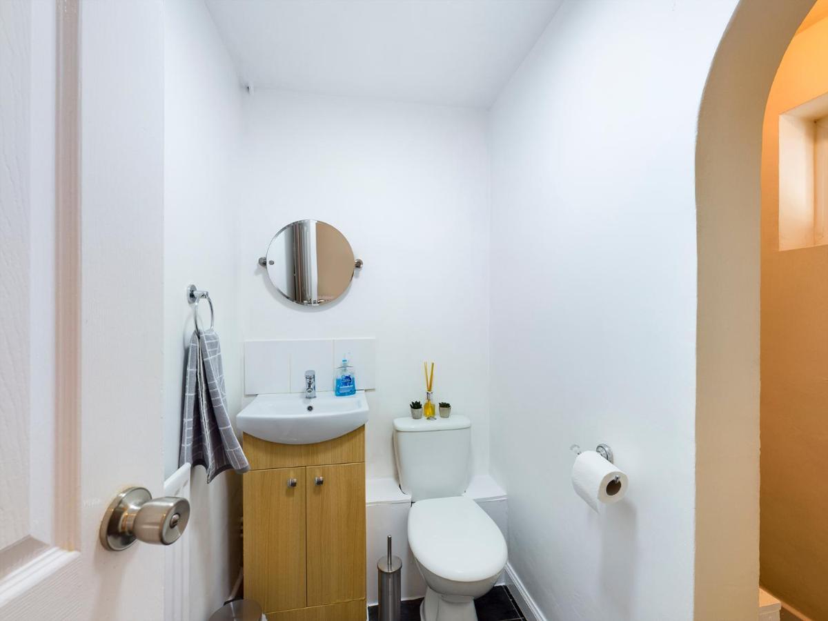 247 Serviced Accommodation In Telford- 3Br House Exterior foto